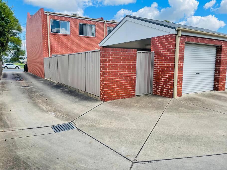 Sophisticated City Retreat With All The Comforts Apartment Wagga Wagga Exterior photo